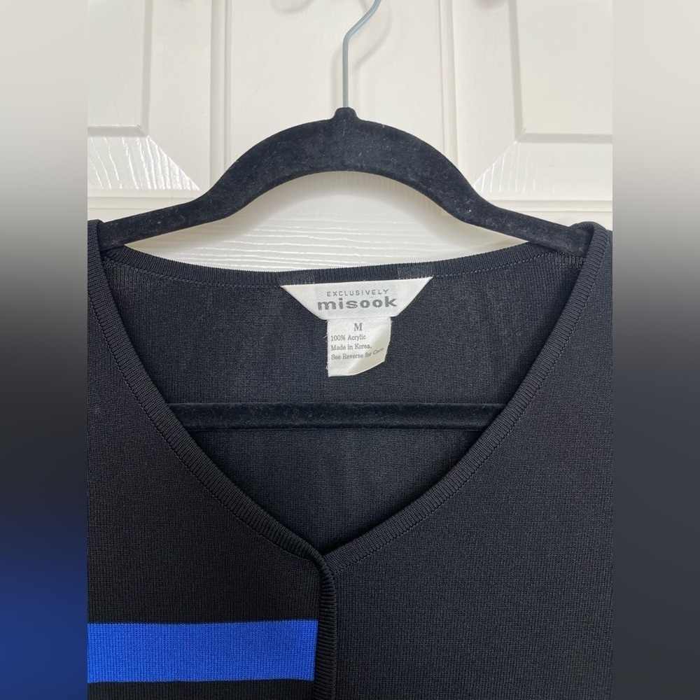 Exclusively Misook Black Blue Stripe Knit Blouse Short Sleeve V-Neck Top Size M - Picture 4 of 9